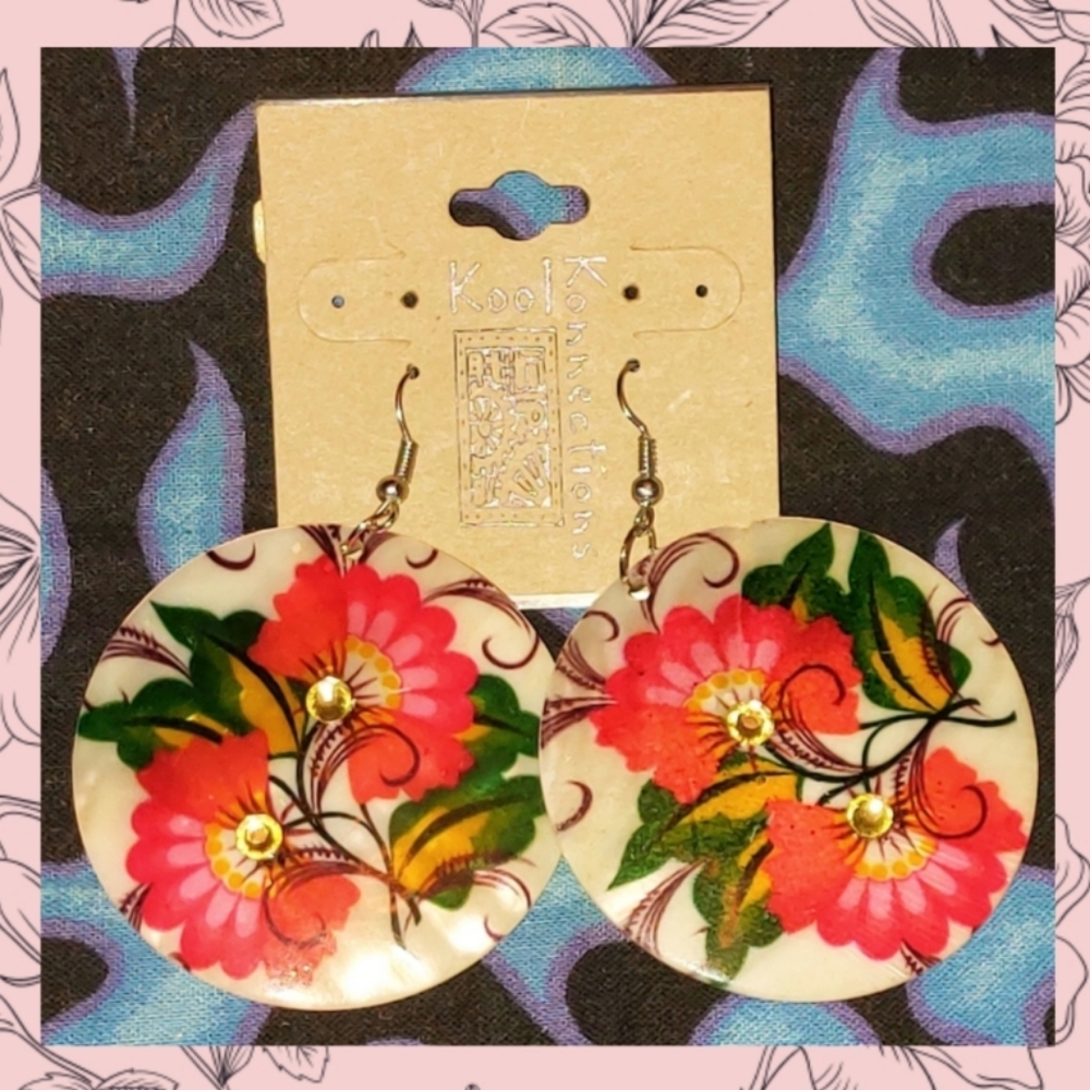 Kool Konnections Med/Lrg Size White/Multicolor Floral Round Seashell Earrings